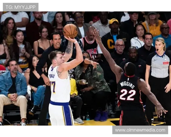 NBA激烈对抗瞬间全景解析与精彩赛事回顾